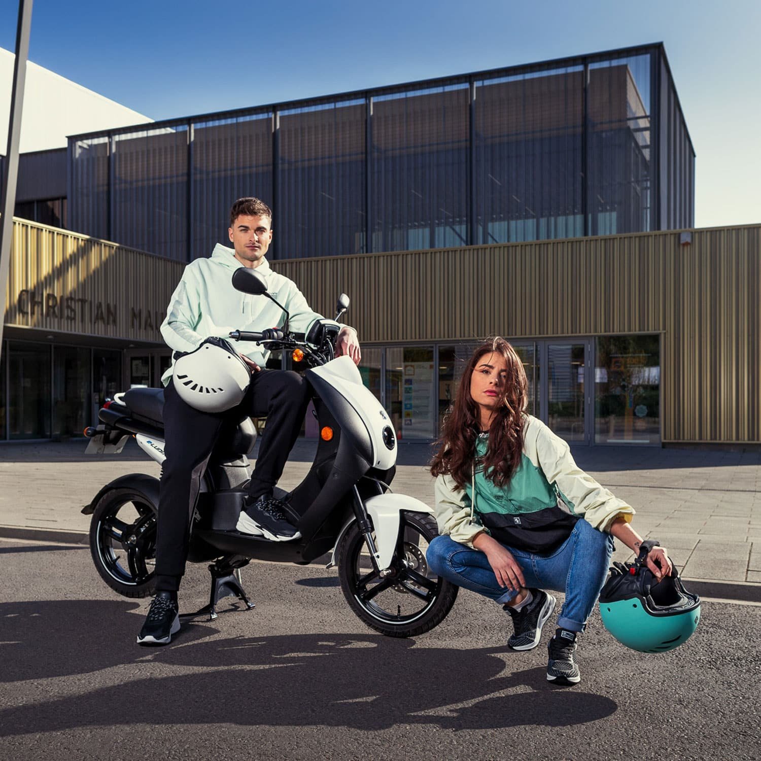 peugeot-e-ludix-lifestyle-couple.jpg