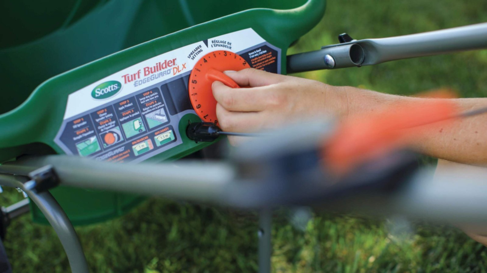 scotts-turfbuilder-deluxe-edgeguard-spreader-1f8b660d-eebd-434e-b01e-31d886995473.jpg
