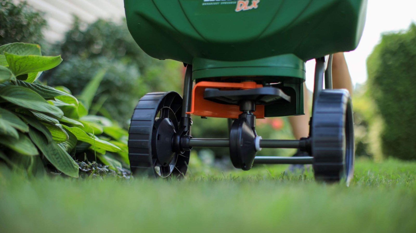 scotts-turfbuilder-deluxe-edgeguard-spreader-28f1502c-b294-496f-89e2-3cf89bc26594.jpg