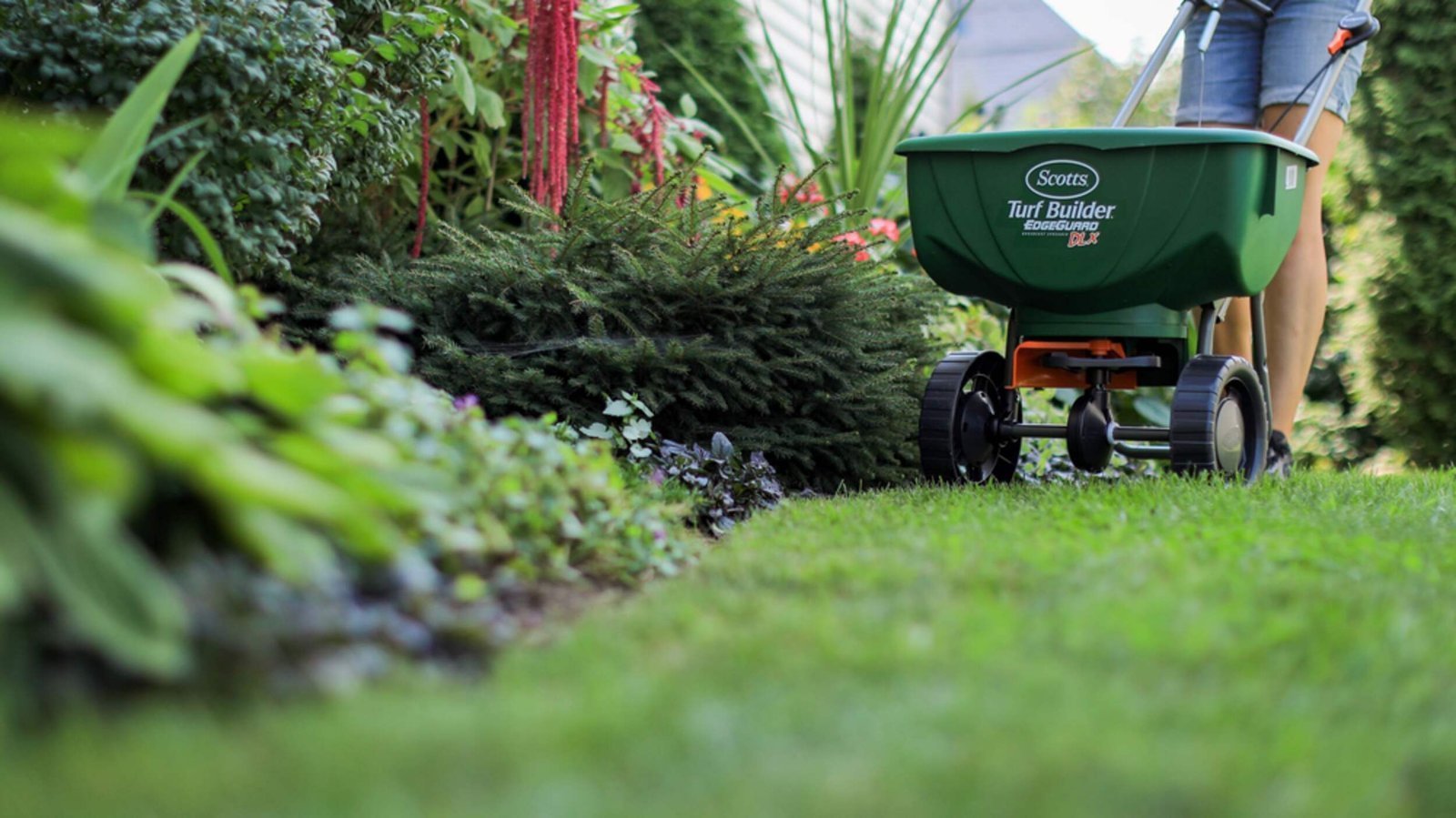 scotts-turfbuilder-deluxe-edgeguard-spreader-ba5d3b0a-a529-472f-9c93-4c4a3c6ab5ab.jpg