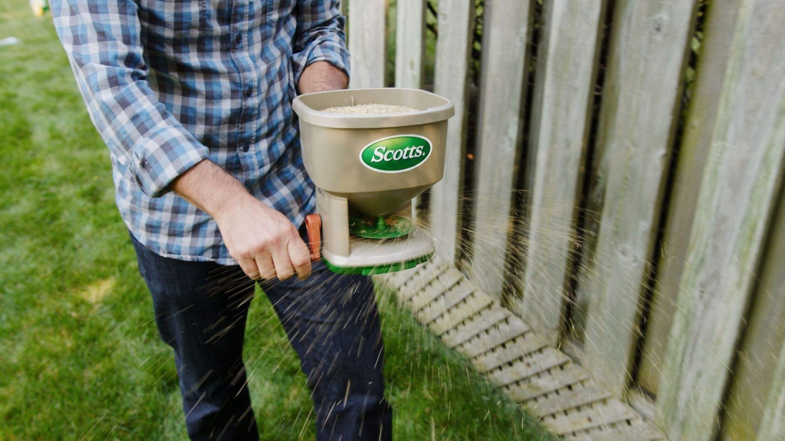 scotts-whirl-handheld-spreader-6725edcc-e91b-4a02-a196-a711641a3ab2-jpgrendition.jpg