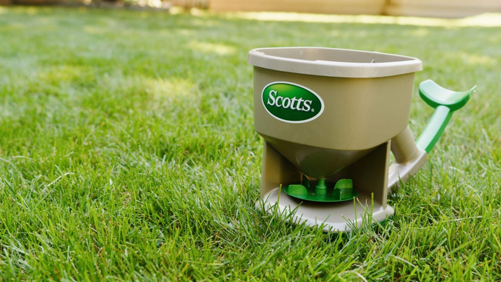 scotts-whirl-handheld-spreader-88db8fb4-2706-4852-9658-d8985951da0f.jpg