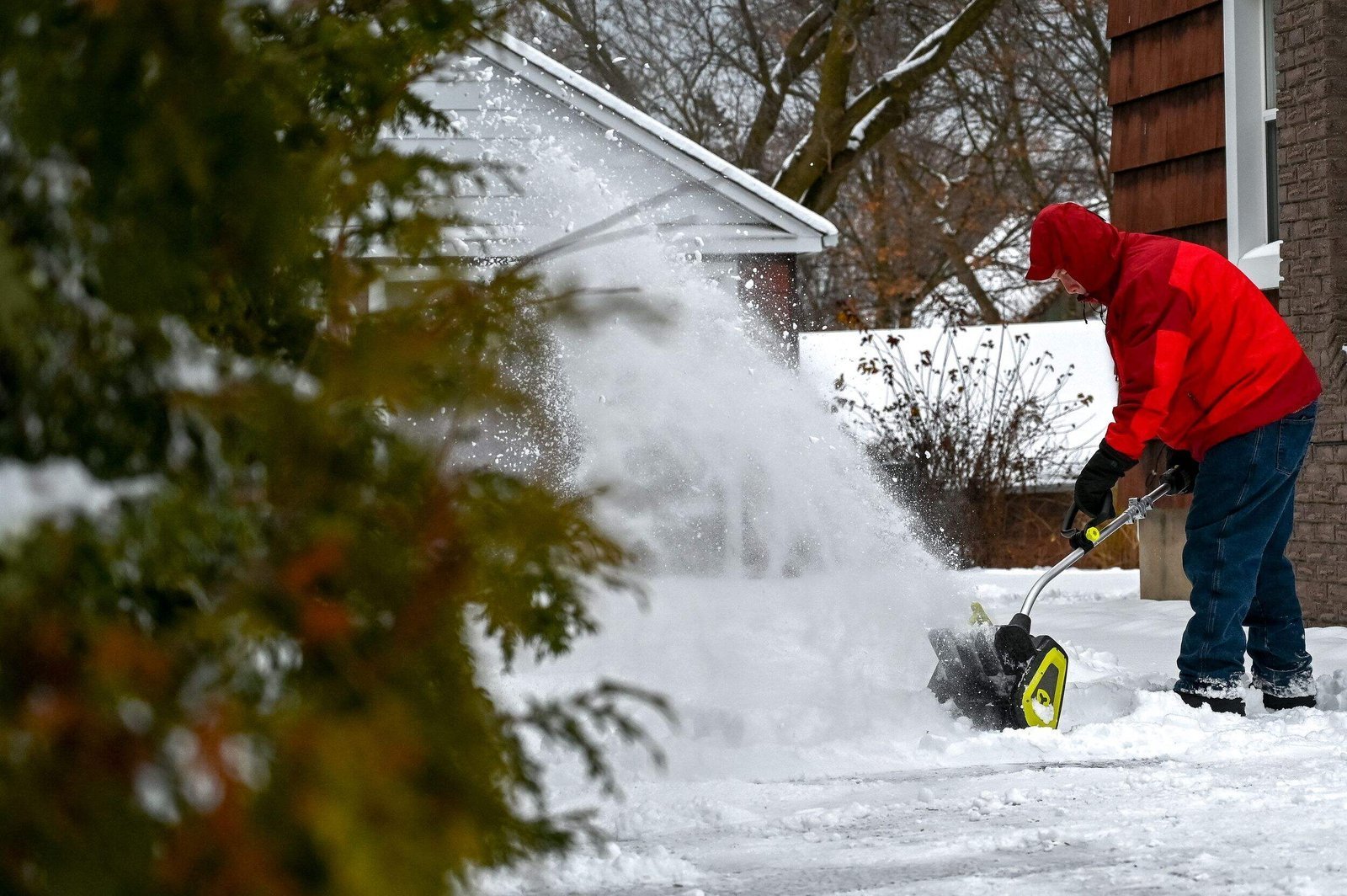 yardworks-48v-snow-shovel-12-557bedc1-b212-4dc9-8cf8-eecc2f7f46f0-jpgrendition.jpg