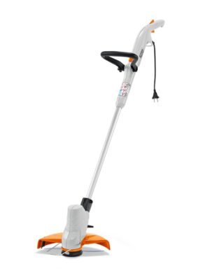 Taille-haie électrique portatif avec long manche et base orange, poignée ergonomique et câble d’alimentation noir.